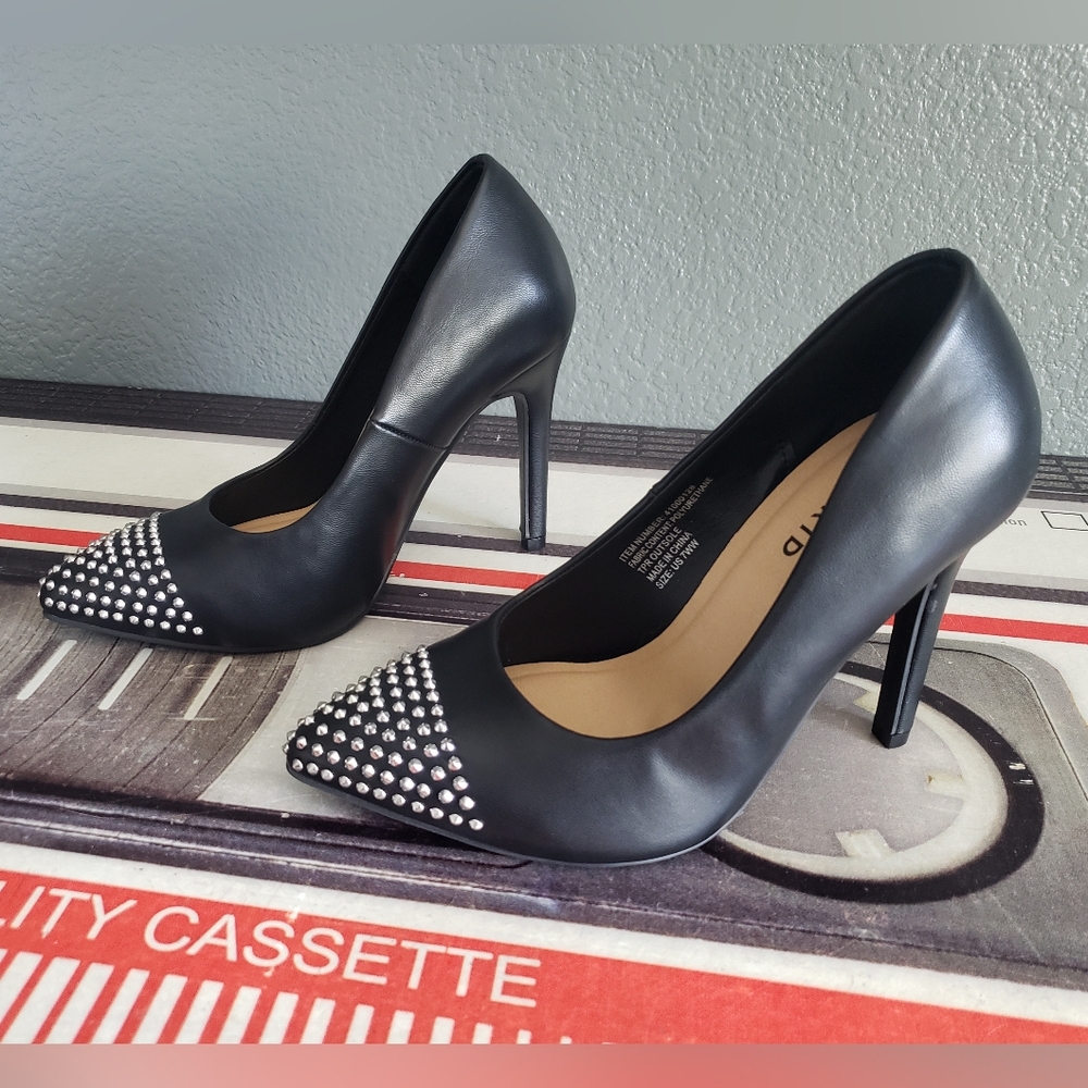 Torrid pointed toe studded stiletto pump size 7 WW NWOT